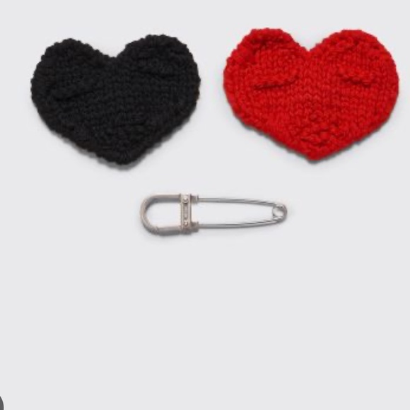 PRADA Spille in tessuto knitted heart
Nero+Rosso ❤️❤️❤️ - Picture 7 of 15